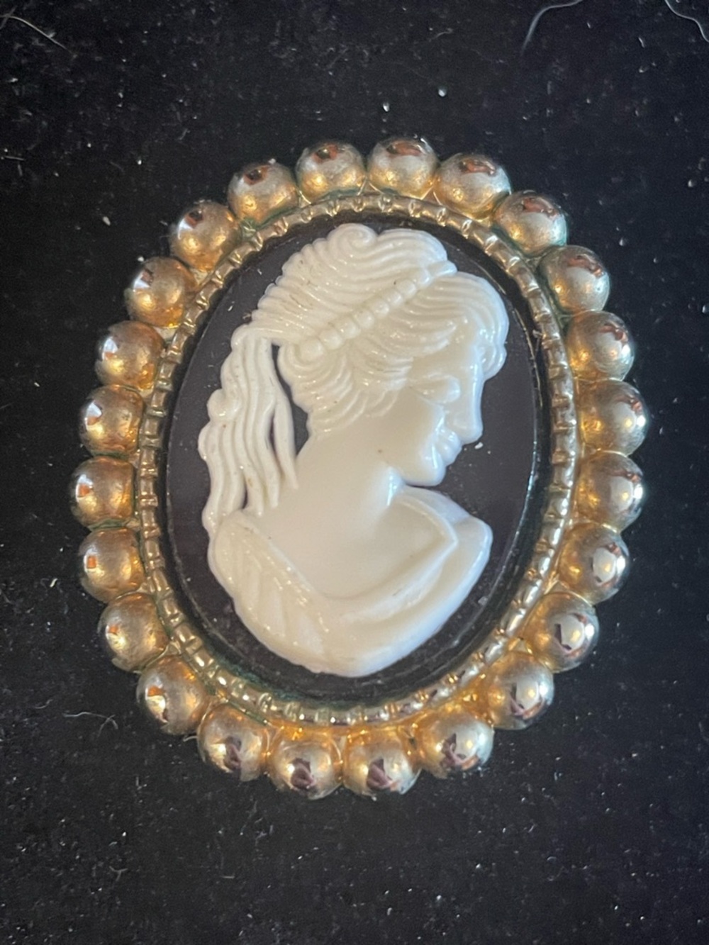 Vintage Silver Tone Black & White Cameo Pendant. Fashion Costume Jewelry